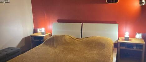 5 slaapkamers, een bureau, een strijkplank/strijkijzer, gratis wifi