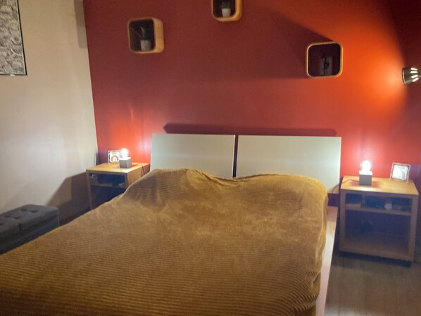 5 bedrooms, desk, iron/ironing board, free WiFi