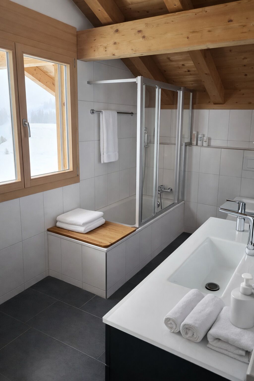 Douche, sèche-cheveux, serviettes fournies, savon