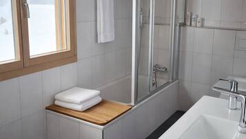 Douche, sèche-cheveux, serviettes fournies, savon