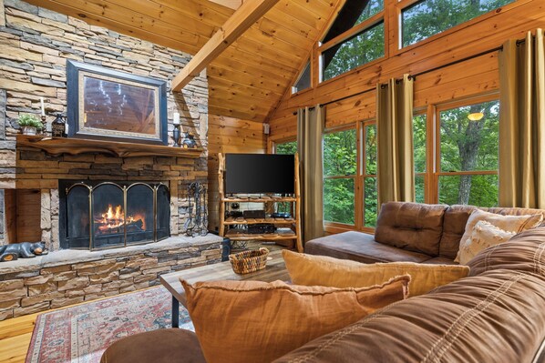 Smart TV, fireplace, books, stereo - Sleeps 12. Hot Tub & Game Room. Private Blue Ridge Cabin near Hiking & Downtown (Blue Ridge)