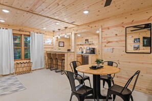 Dining - Sleeps 12. Hot Tub & Game Room. Private Blue Ridge Cabin near Hiking & Downtown (Blue Ridge)