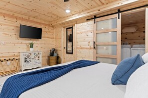 6 bedrooms, desk, iron/ironing board, travel cot - Sleeps 12. Hot Tub & Game Room. Private Blue Ridge Cabin near Hiking & Downtown (Blue Ridge)