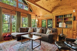 Smart TV, chimenea, libros y estéreo 