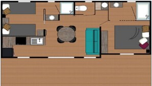 En plantegning af et hotelværelse med seng, skrivebord, stol, lille bord og et klædeskab.
