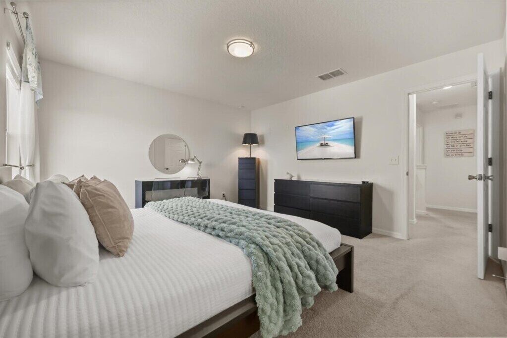 4 bedrooms, iron/ironing board, WiFi, bed sheets