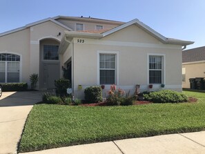 Exterior - Relaxing Lakeview Villa in the Heart of Hampton Lakes (Davenport)