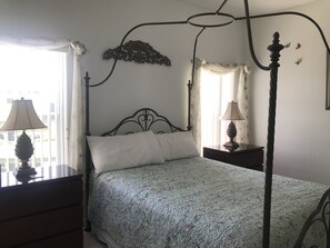 5 bedrooms, iron/ironing board, WiFi, bed sheets - Relaxing Lakeview Villa in the Heart of Hampton Lakes (Davenport)