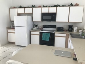 Fridge, microwave, oven, stovetop - Relaxing Lakeview Villa in the Heart of Hampton Lakes (Davenport)