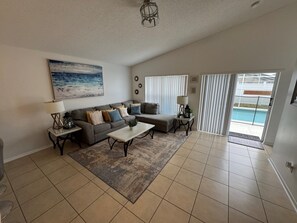 TV - Beautiful Home In Hampton Lakes (Davenport)