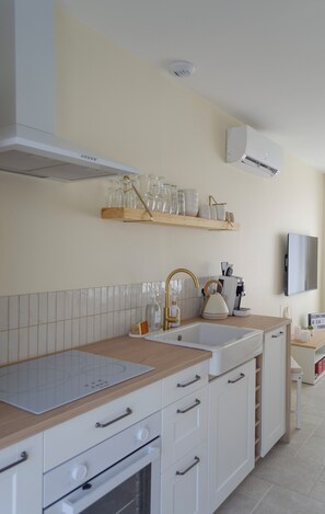 Réfrigérateur, micro-ondes, four, plaque de cuisson