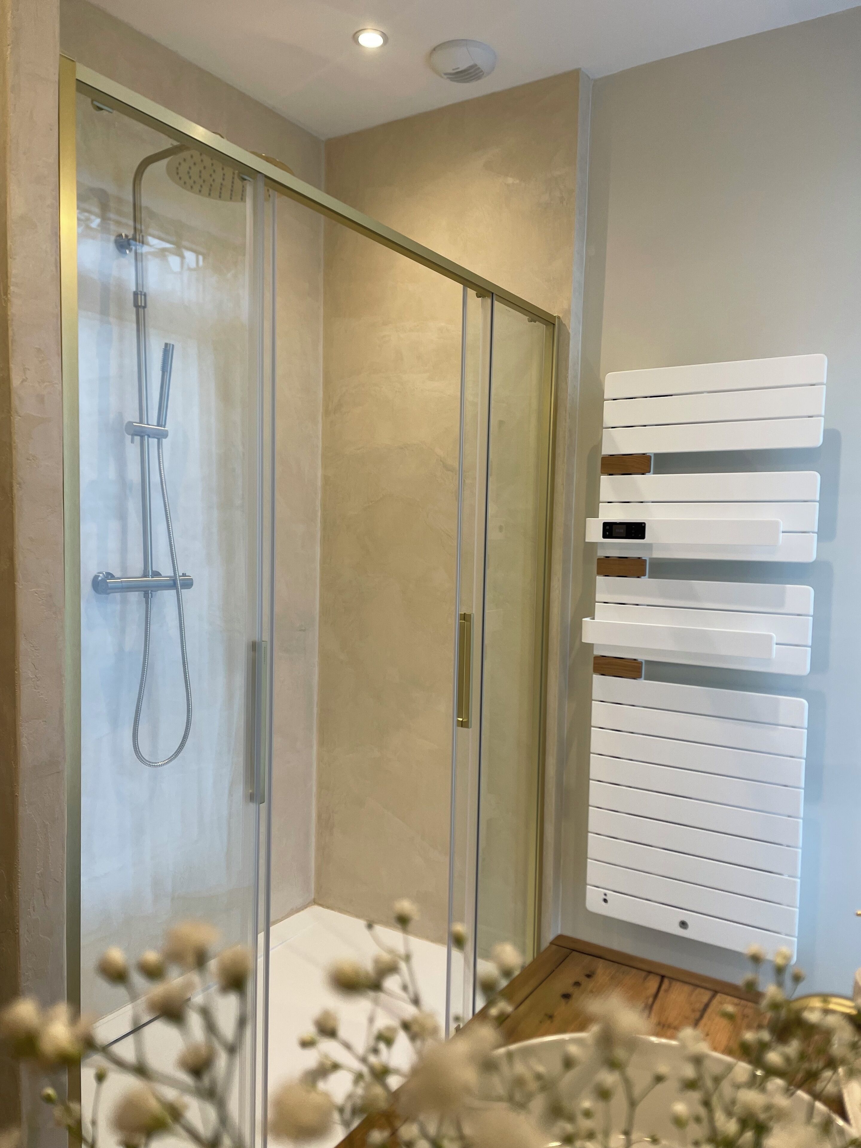Douche, sèche-cheveux, serviettes fournies, savon