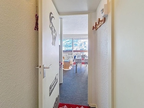 Unclassified image, 2 of 18, button - 10m from ski slopes, 16th floor, balcony, ski locker, 37m², Les Menuires (Les Menuires)