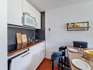 Wasserkocher mit Kaffee-/Teezubehör, Kühlschrank, Mikrowelle, Ofen
