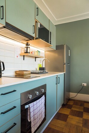 Réfrigérateur, micro-ondes, four, plaque de cuisson