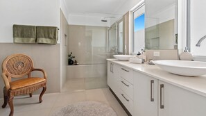 Shower, towels - Beach Hideaway - 100m from the beach (Casuarina)