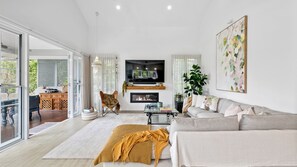 Smart TV - Beach Hideaway - 100m from the beach (Casuarina)