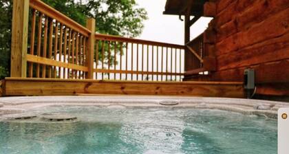 Chestnut... 3 bedroom, 2 bath Log Cabin with outdoor hot tub jacuzzi...sleeps 10