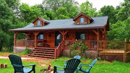 Chestnut... 3 bedroom, 2 bath Log Cabin with outdoor hot tub jacuzzi...sleeps 10
