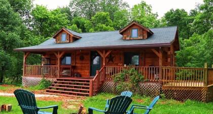 Chestnut... 3 bedroom, 2 bath Log Cabin with outdoor hot tub jacuzzi...sleeps 10