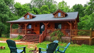 Chestnut... 3 bedroom, 2 bath Log Cabin with outdoor hot tub jacuzzi...sleeps 10