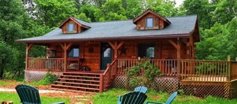 Chestnut... 3 bedroom, 2 bath Log Cabin with outdoor hot tub jacuzzi...sleeps 10