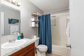 Shower, towels - Silver Springs Retreat (Silver Springs)