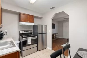 Fridge, microwave, oven, stovetop - Silver Springs Retreat (Silver Springs)