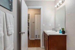 Shower, towels - Silver Springs Retreat (Silver Springs)