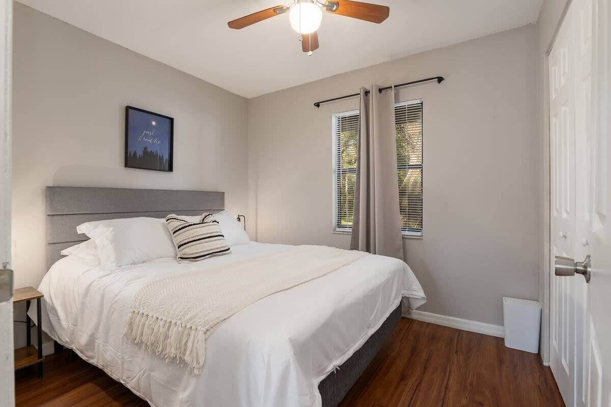 2 bedrooms, desk, WiFi, bed sheets