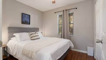 2 bedrooms, desk, WiFi, bed sheets