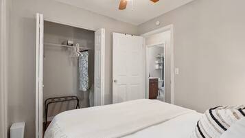 2 bedrooms, desk, WiFi, bed sheets