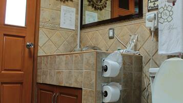 Douche, sĂšche-cheveux, serviettes fournies, savon