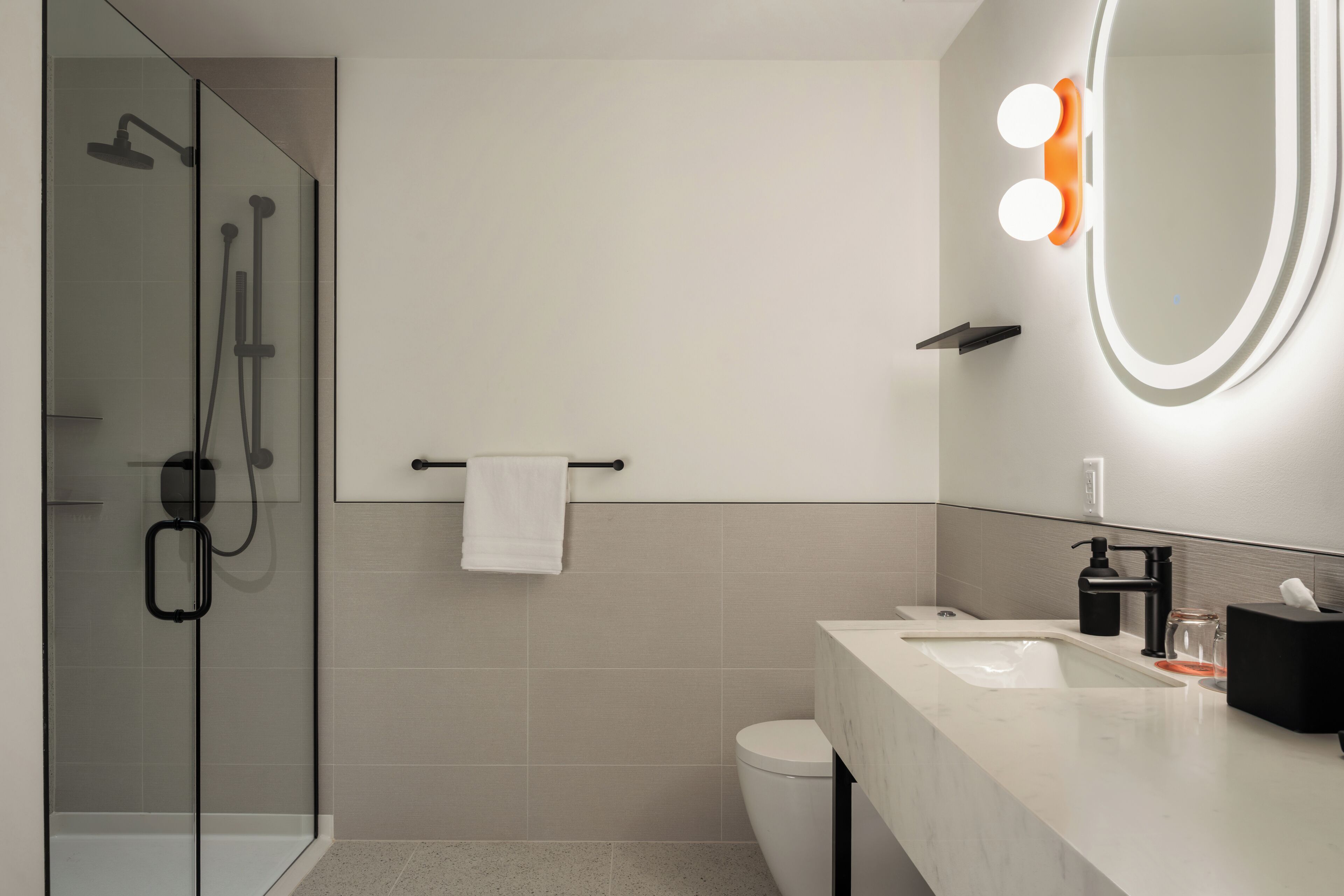 Habitación, 1 cama King size (Arden Courtyard) | Baño | Tina y regadera independientes, secadora de cabello, pantuflas, toallas 