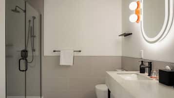 Habitación, 1 cama King size (Arden Courtyard) | Baño | Tina y regadera independientes, secadora de cabello, pantuflas, toallas