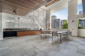 Outdoor dining - Central South Brisbane 2-Bed with Stunning Views (South Brisbane)