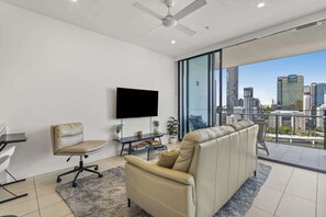 TV - Central South Brisbane 2-Bed with Stunning Views (South Brisbane)