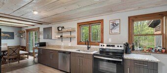 NEW! NH Getaway l HOT TUB l NearWhiteMountain