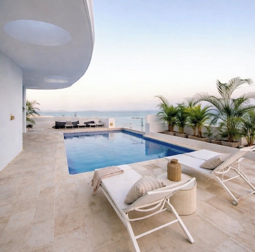 Luxury  brand new 3 bedroom Apartment with private Jacuzzi