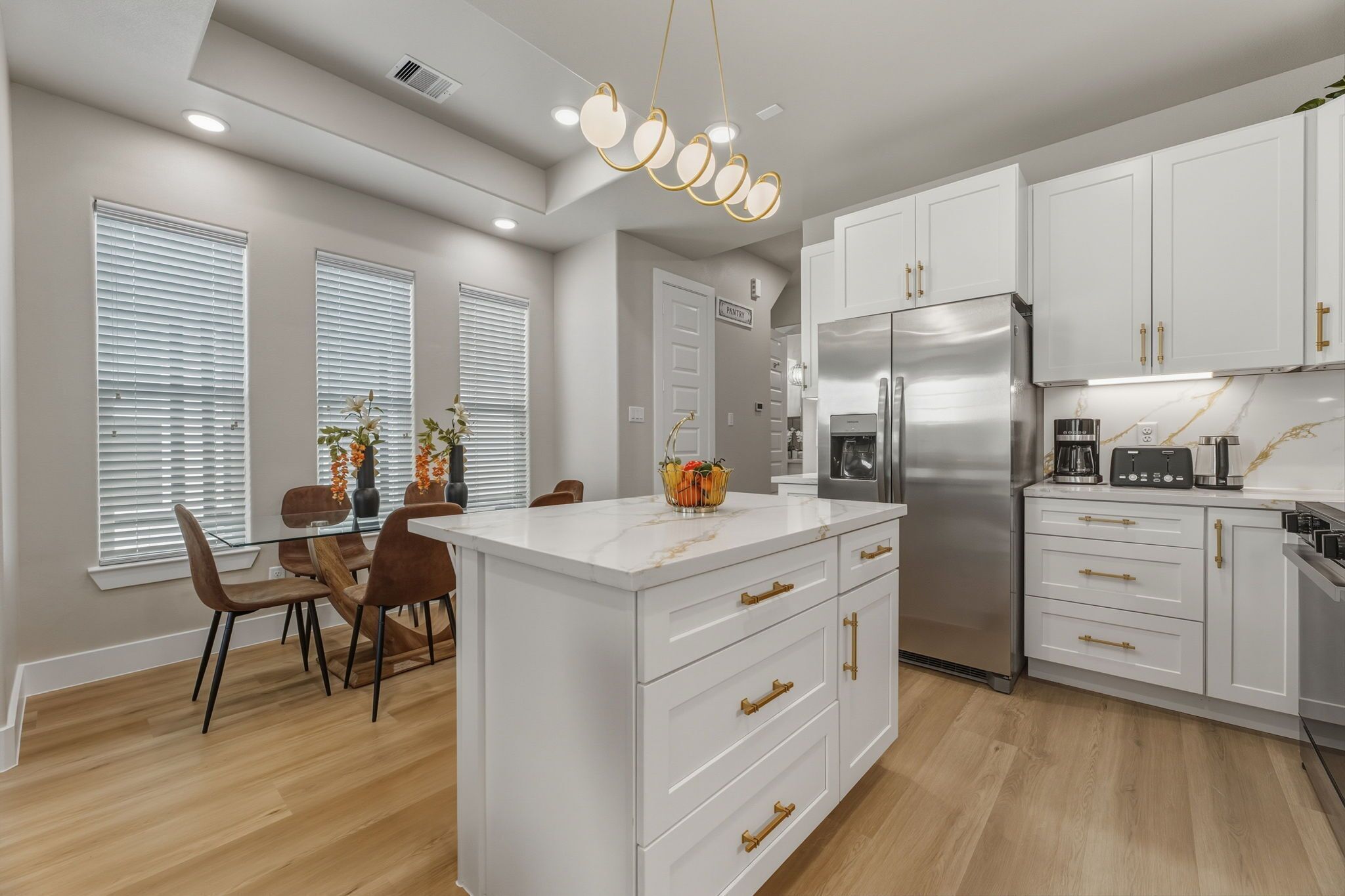 Micro-ondes, four, plaque de cuisson, lave-vaisselle