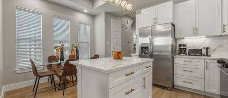 Micro-ondes, four, plaque de cuisson, lave-vaisselle