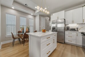 Microwave, oven, stovetop, dishwasher - 2025 Luxury Townhome with Rooftop near Medical Center/Downtown Houston (Houston)