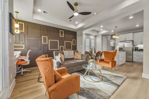 TV - 2025 Luxury Townhome with Rooftop near Medical Center/Downtown Houston (Houston)