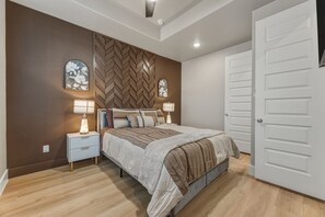 3 bedrooms, iron/ironing board, WiFi, bed sheets - 2025 Luxury Townhome with Rooftop near Medical Center/Downtown Houston (Houston)