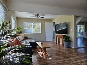 TV - Oceanfront Hauula Home - South Unit A - 30+ Days (Hauula)