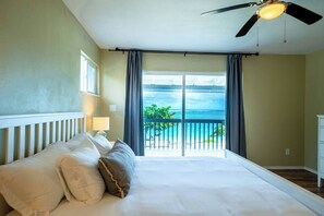 Bureau, fer et planche à repasser, lit parapluie, Wi-Fi