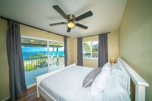 Bureau, fer et planche à repasser, lit parapluie, Wi-Fi