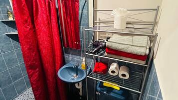 Douche, sĂšche-cheveux, serviettes fournies, savon