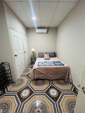 2 slaapkamers, een strijkplank/strijkijzer, internet, beddengoed