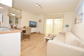 TV - Watthof apartment 11<br>Modern apartment in a quiet location with access to the sea (Stinteck)
